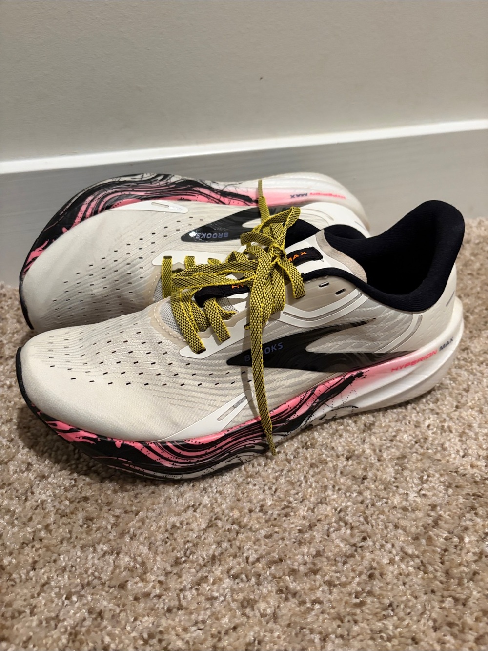 Brooks Hyperion Max Women's White Pink Running Shoes size 9 (used) no box